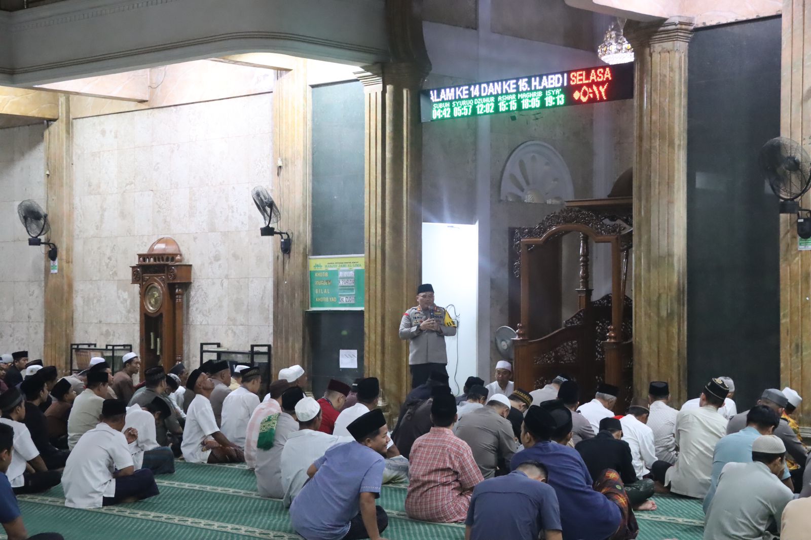 Kapolres Tangsel Sampaikan Pesan Kamtibmas Ke Jamaah Subuh Masjid Jami Al-Ijma