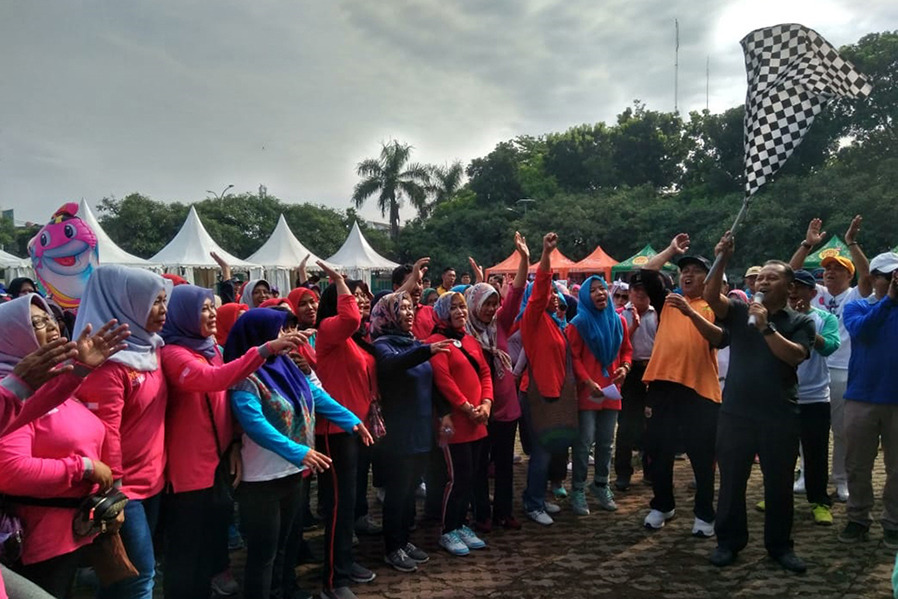 Kapolsek Endang Sukmawijaya melepas peserta jalan santai